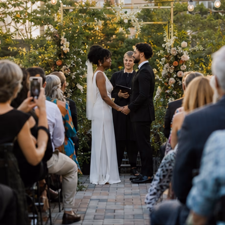 Casamento visto do corredor, com convidados em volta do altar