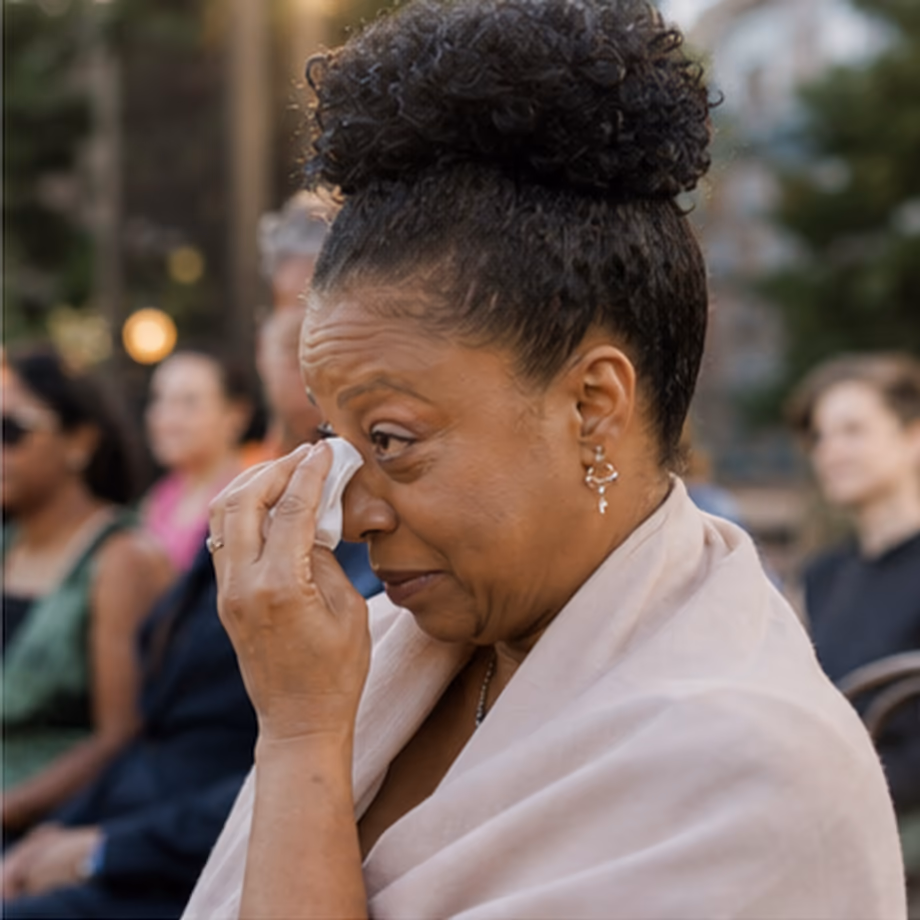Convidada emocionada durante a cerimônia