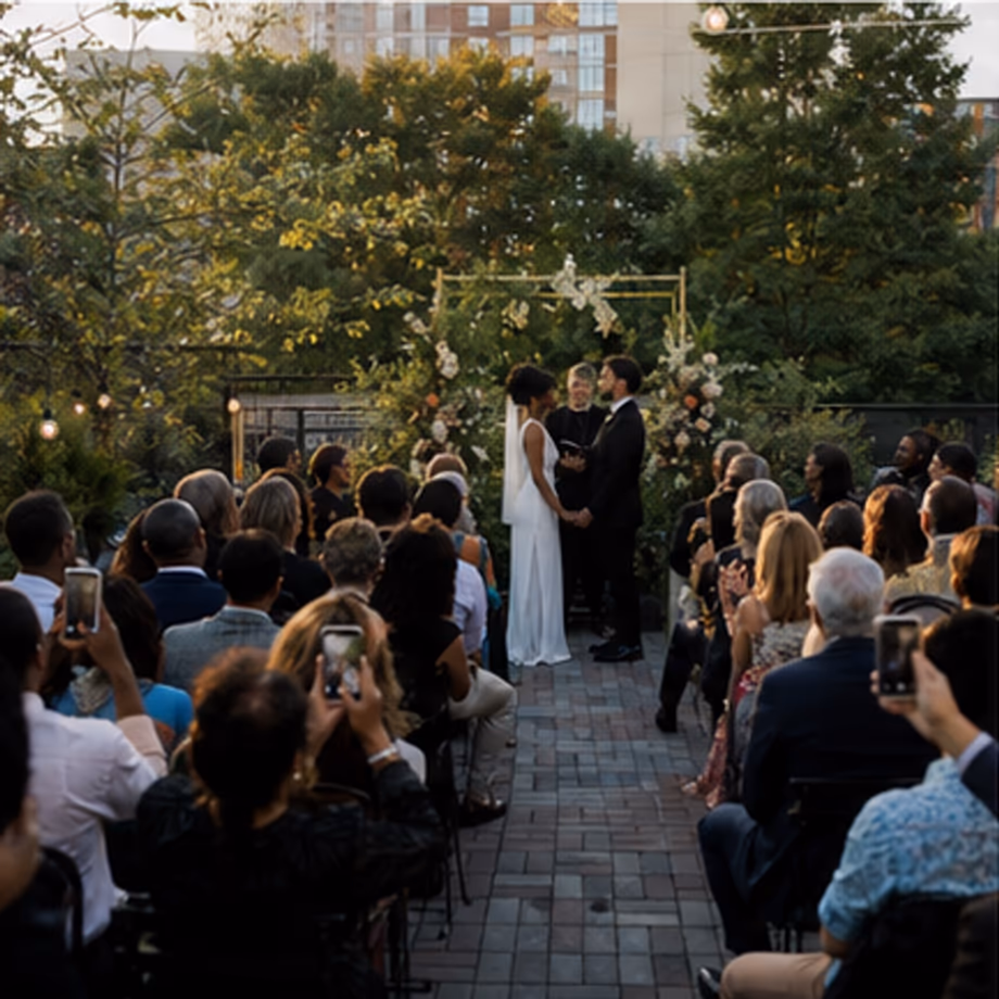 Plano aberto do altar com o casal e todos os convidados